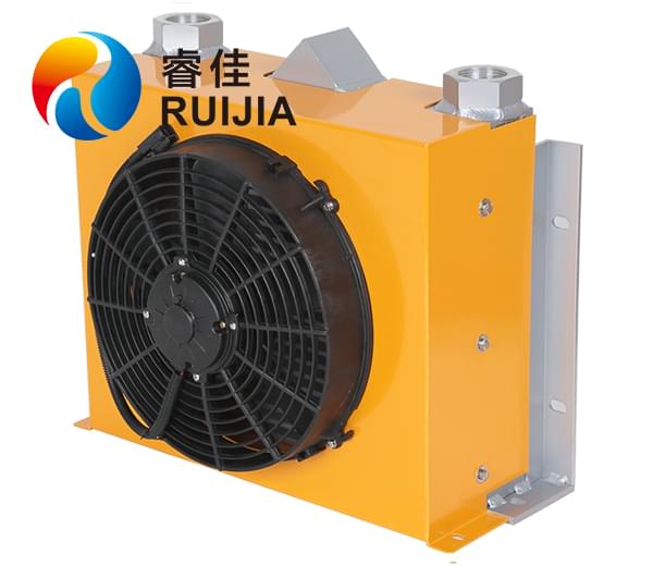 【舍近求遠(yuǎn)】李經(jīng)理采購(gòu)耐用省心吊車(chē)<font color='red'>液壓風(fēng)冷卻器</font>