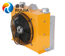 【碼頭機(jī)械】<font color='red'>RJ357油冷卻器</font> 為客戶提供貼心防腐處理