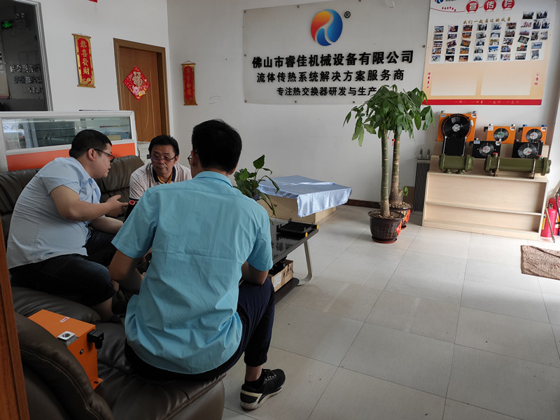客戶到訪，選購睿佳<font color='red'>液壓風(fēng)冷卻器</font>